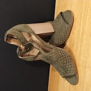 Super fun look by Express... Big chunky heel dressy shoes..